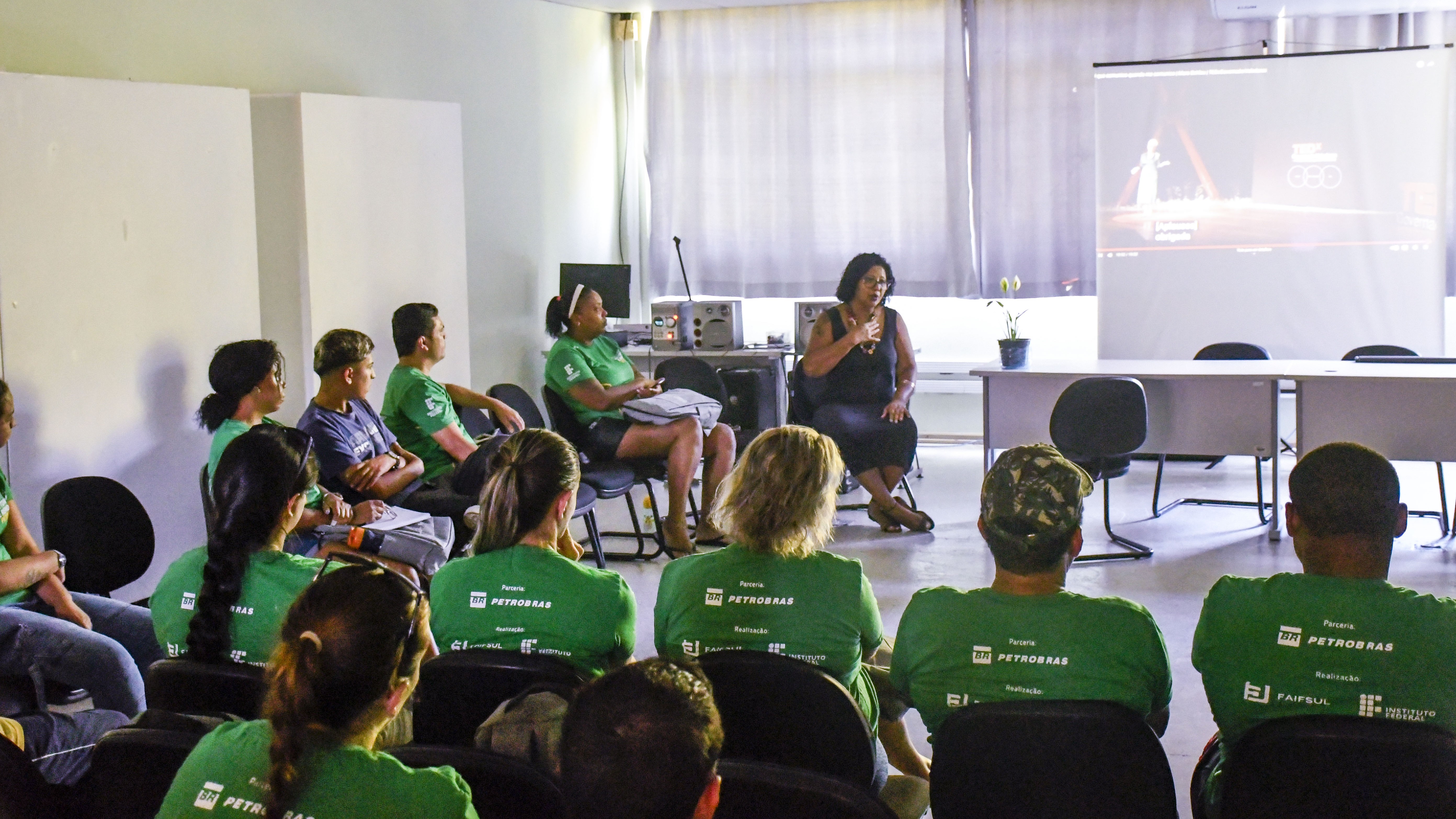 Turma de um dos cursos oferecidos pelo Programa Autonomia e Renda Petrobras, iniciativa que destina R$ 350 milhões para qualificação profissional de 20 mil pessoas em situação de vulnerabilidade socioeconômica